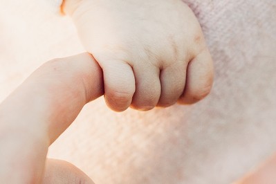 Jak obcinać paznokcie niemowlakowi?