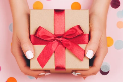 Podaruj blask skórze – świąteczne zestawy kosmetyków Sesderma 2025