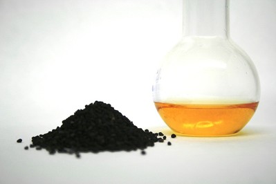 Olej z czarnuszki na odporność i alergie – jak go stosować?