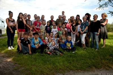 Piloci z Pruszcza zaprosili  dzieci z hospicjum na swoje święto.