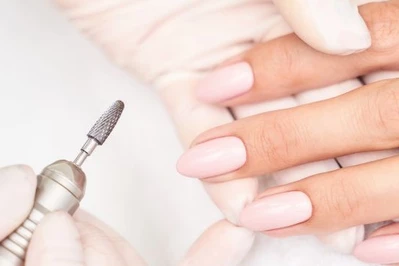 Hybryda w ciąży. Czy będąc w ciąży, można robić manicure hybrydowy?