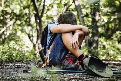 Dziecko płacze na koloniach lub obozie: co robić?
