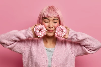 Dietetyczny tłusty czwartek &mdash; przepisy na faworki i pączki z piekarnika