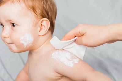 Kosmetyki, detergenty i ubrania przy AZS u dziecka – jak je wybierać?