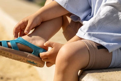 Buty do wody dla dziecka &ndash; jak wybrać bezpieczne sandały na plażę, basen i wakacje?