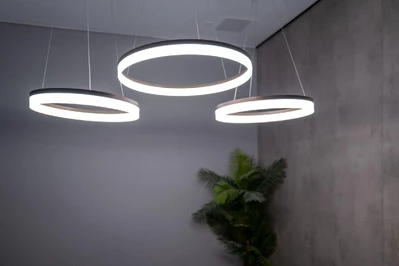 Jak dopasować lampę sufitową do wielkości pokoju?