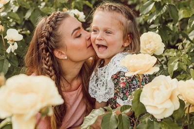 Krótkie wierszyki dla mamy pełne miłości! Dzień Mamy 2025