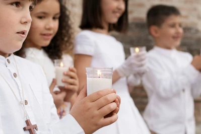 Stylizacje na komunię 2026 -propozycje stylizacji dla mamy, chrzestnej i gości