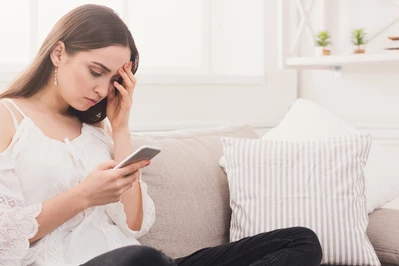 Smartfonowa szyja &ndash; czym jest i co zrobić, by uniknąć b&oacute;lu i sztywności karku?