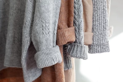 Jak nosić sweter do sp&oacute;dnicy plisowanej? Modne inspiracje
