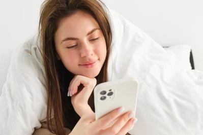 Sięgasz po telefon zaraz po przebudzeniu? Sprawdź, dlaczego to nie jest dobry nawyk!