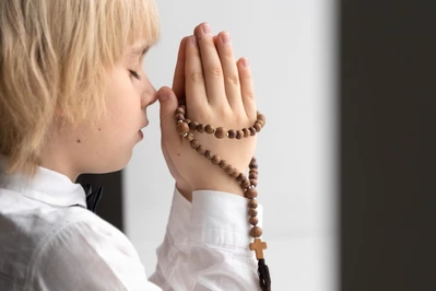 Prezenty na komunię 2026 dla chłopca &mdash; lista pomysł&oacute;w