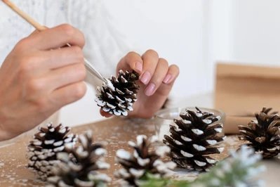 Dekoracje świąteczne z szyszek