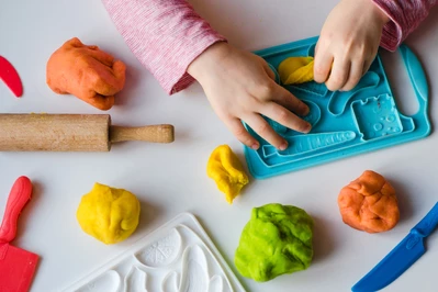 Play-Doh dla 2&ndash;3 lat: jak sprawdzić bezpieczeństwo i uniknąć zbyt małych części?