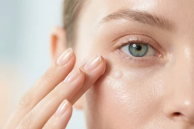 Jak wybrać krem pod oczy, kt&oacute;ry naprawdę działa? Składniki, konsystencje i błędy, kt&oacute;re psują efekty