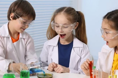 Domowe eksperymenty dla dzieci. 6 ciekawych pomysł&oacute;w