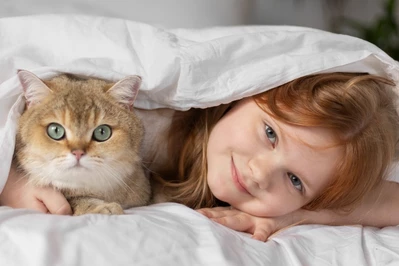 Zwierzęta w łóżku. Czy dziecko może spać z psem lub kotem?