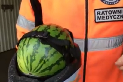 Dziecko jeździ BEZ KASKU na rowerze? Zobacz eksperyment RATOWNIK&Oacute;W