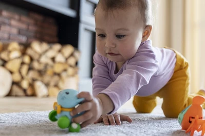 Pierwsze zabawki dla niemowlaka: jak je wybierać?