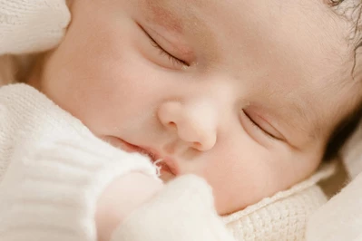 Dlaczego niemowlę wystawia język i się ślini?