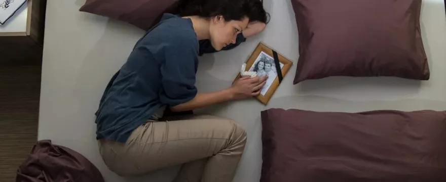 Wsparcie w żałobie. Jak psychoterapia online pomaga wrócić do codziennego życia?