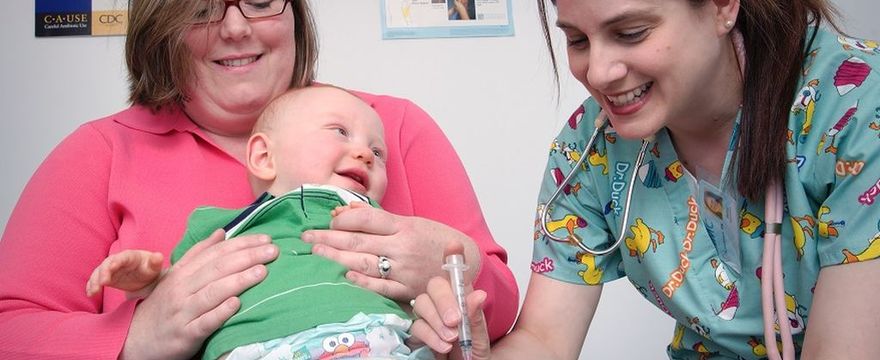 Kalendarz szczepień 2022: TABELA - na co szczepić noworodka w szpitalu i starsze dziecko?
