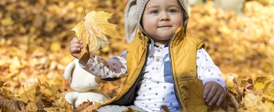 Spacer z małym dzieckiem jesienią: jak się przygotować?