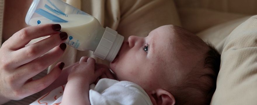 Kiedy dziecko powinno pić więcej wody? Czy dopajać niemowlaka?
