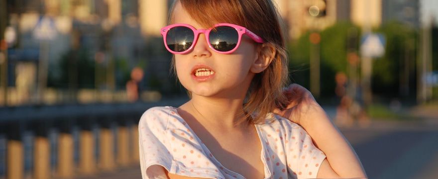 Okulary przeciwsłoneczne dla dziecka – czy są mu potrzebne?