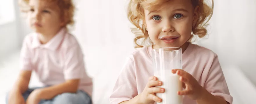 Mleko w diecie roczniaka – jaki produkt odpowie na potrzeby małego dziecka?