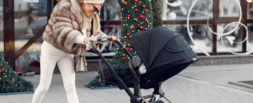 Kiedy pierwszy spacer z niemowlakiem zimą? ZOBACZ jak się przygotować!