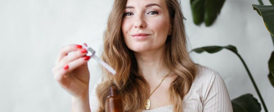 Co to jest naturalne serum do twarzy i jak je stosować?