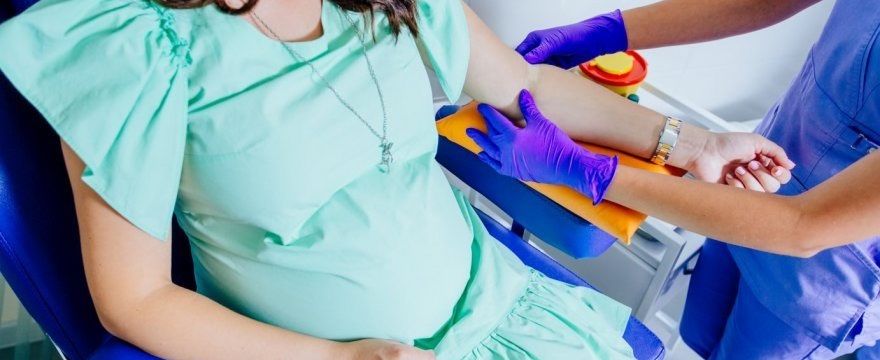 Czym są badania biochemiczne w ciąży i w jakim celu się je wykonuje?