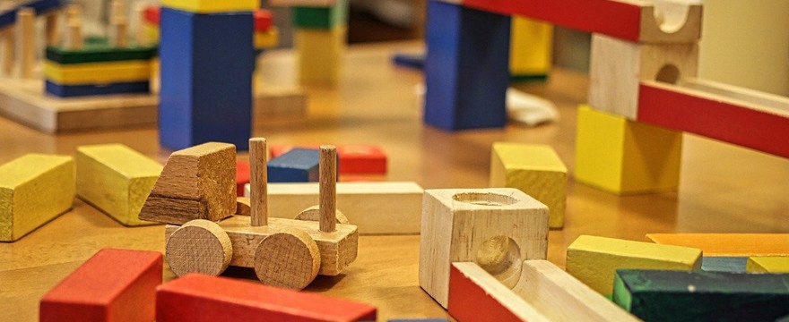 Zabawki drewniane – ponadczasowy sposób na zabawę, która rozwija!