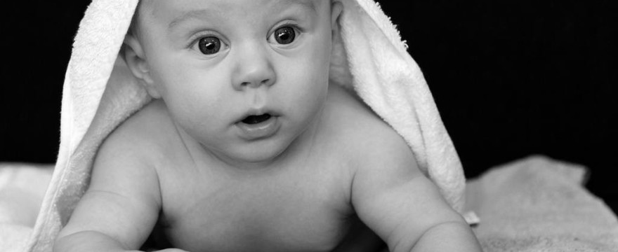 Jak założyć pieluchomajtki dziecku? Praktyczne porady