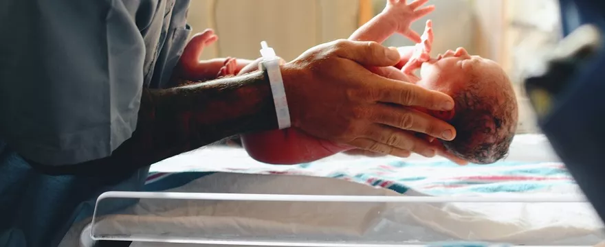 Dramat: lekarz zranił dziecko podczas porodu!