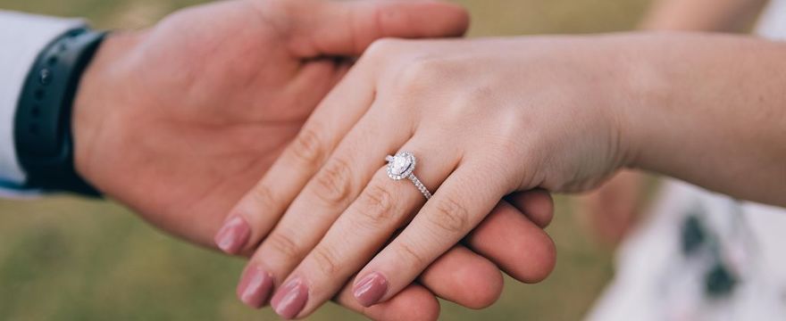 Jak znaleźć idealny pierścionek zaręczynowy?