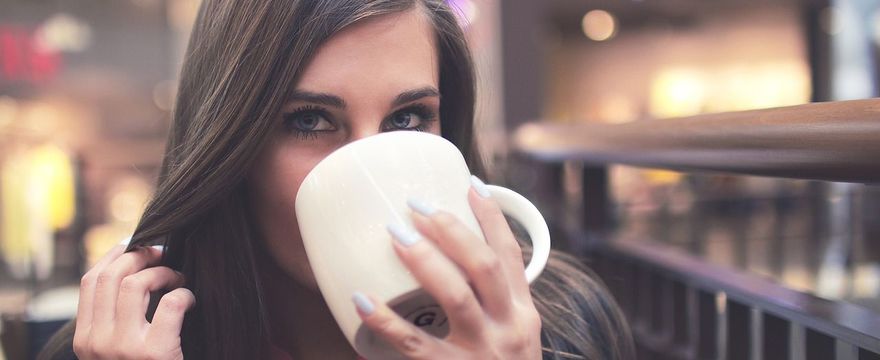 Kawa bezkofeinowa w ciąży – czy to zdrowsza alternatywa dla kawy z kofeiną?