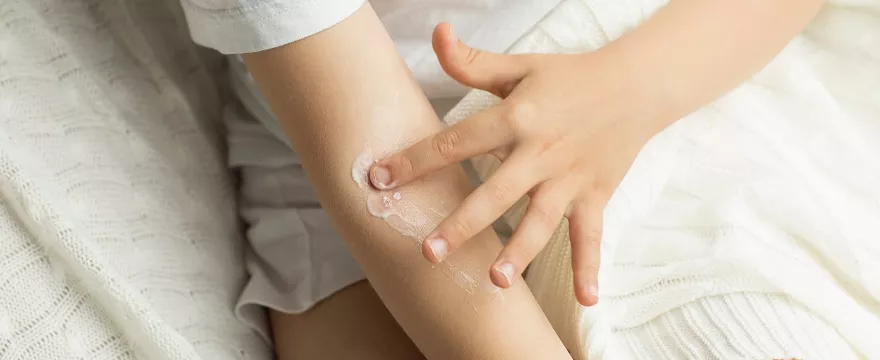 Co na atopowe zapalenie skóry? Sposoby i balsamy zapobiegające nawrotom egzemy