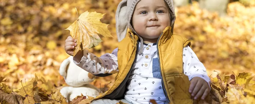 Jak nie przegrzewać dziecka zimą i jesienią? Ubrania, aktywność, otoczenie