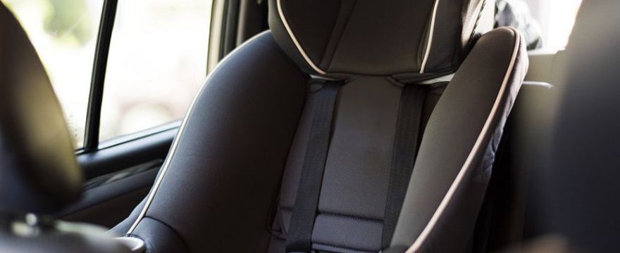 Bezpieczne dziecko w samochodzie: dlaczego lepszy jest fotelik samochodowy montowany tyłem 