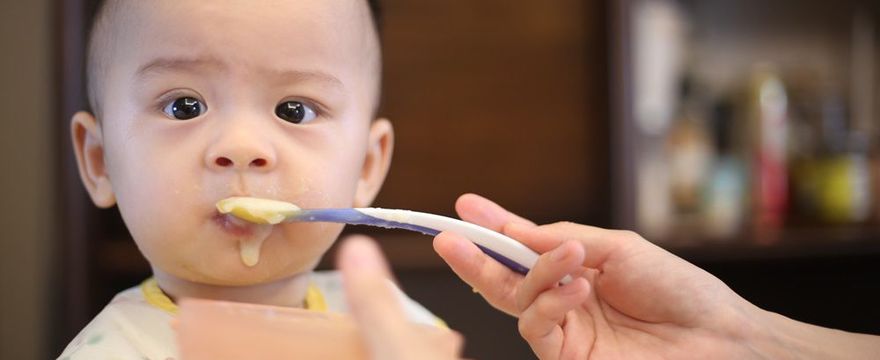 Karmienie dziecka: czy możemy zmuszać dziecko do jedzenia?