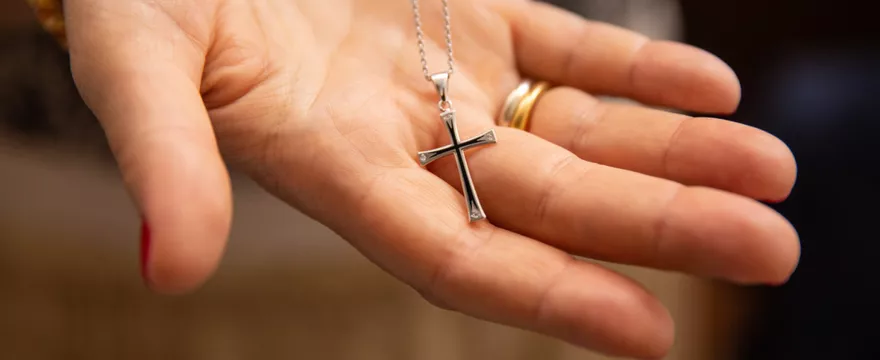 Prezent z duszą – jak wybierać religijne upominki dla młodzieży?