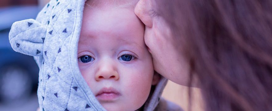 Najnowsze badania: Dlaczego warto często nosić dziecko?