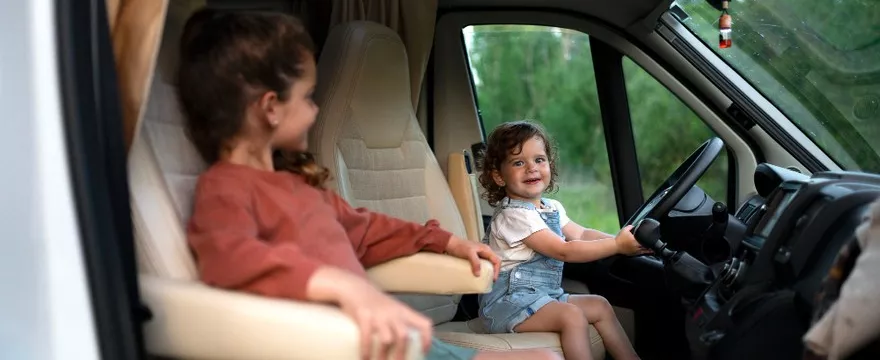 Czy dziecko może jeździć na przednim siedzeniu w samochodzie?