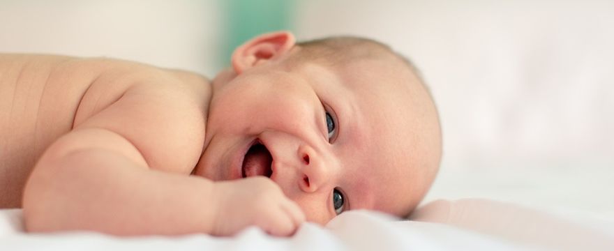 Jednorazowa zapomoga z tytułu urodzenia dziecka – kiedy przysługuje i jak się o nią ubiegać?