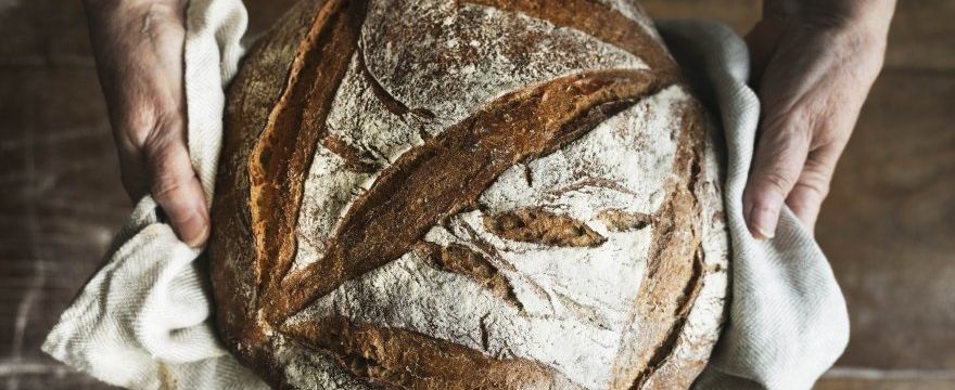 Prosty przepis na domowy chleb — zrobi go każdy!