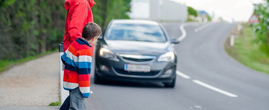 Obowiązek noszenia odblasków przez pieszych – kiedy musisz mieć odblask?