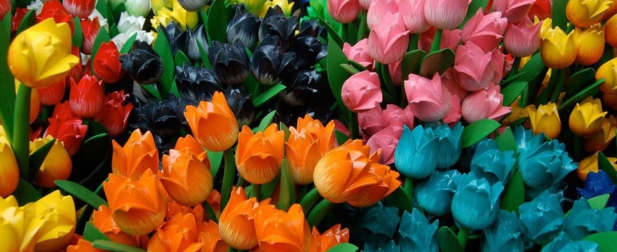 Gotowe bukiety ze sztucznych kwiatów – jako wystrój wnętrza i nie tylko