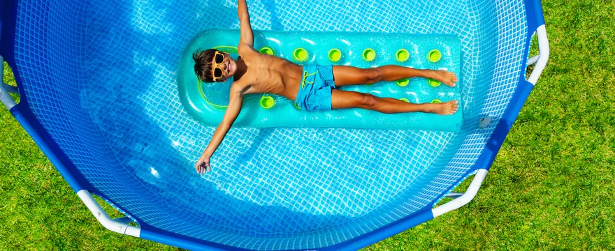 Dlaczego warto chodzić z dzieckiem na basen?